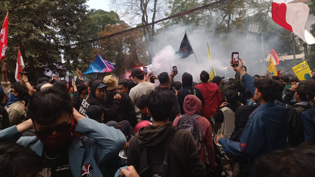 Pengunjuk rasa melakukan aksi lanjutan Rakyat Gugat Negara mengawal putusan MK di depan DPRD Jawa Barat, Bandung, Jumat, (23/8/2024). Foto: Robby Bouceu/kumparan