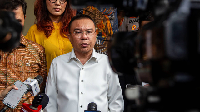 Wakil Ketua DPR Sufmi Dasco Ahmad menyampaikan keterangan pers usai menjenguk pengunjuk rasa yang ditahan di Polda Metro Jaya, Jakarta, Jumat (23/8/2024). Foto: Dhemas Reviyanto/ANTARA FOTO