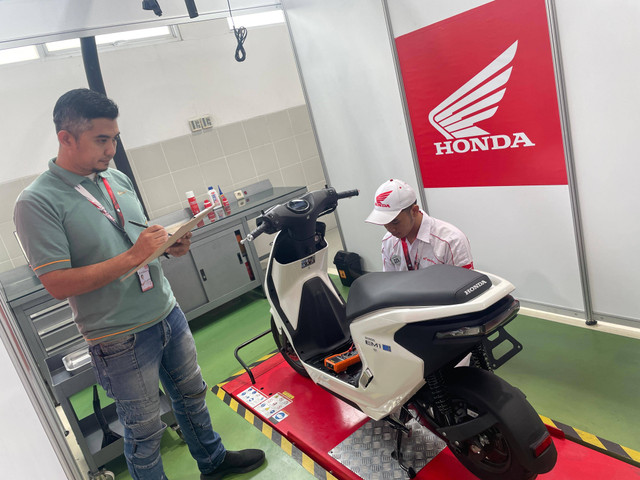 PT Astra Honda Motor (AHM) menguji keterampilan teknisinya pada ajang Astra Honda Motor Technical Skill Contest (AHM-TSC) 2024. Foto: Sena Pratama/kumparan