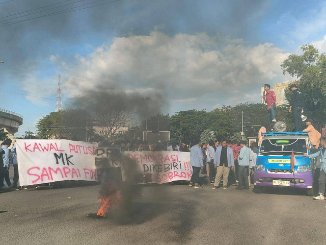 Suasana demonstrasi di Jl Simpang 5 DPRD Sumsel sebelum memasuki kantor DPRD Sumsel, Foto : Istimewa