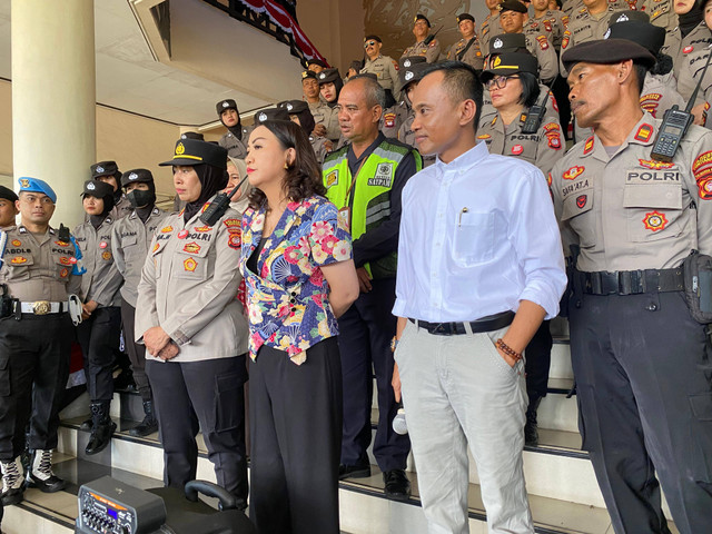 Suib dan Angel Fremalco saat menemui mahasiswa yang lakukan aksi unjuk rasa di Gedung DPRD Kalbar. Foto: Yulia Ramadhiyanti/Hi!Pontianak