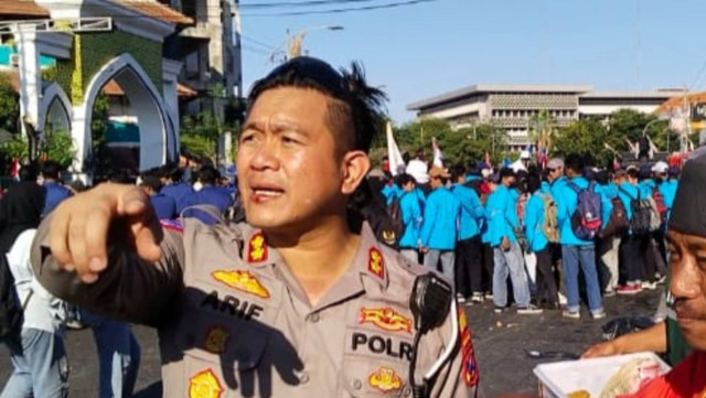 Kasatlantas Polrestabes Surabaya AKBP Arif Fazlurrahman terkena lemparan saat demo di depan kantor DPRD Jawa Timur, Jalan Indrapura, Surabaya, Jumat (23/8/2024). Foto: Dok. Istimewa