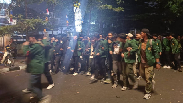 Sebagian mahasiswa bubarkan diri dari demo di depan gedung DPRD Jabar, Jumat (23/8/2024).  Foto: Robby Bouceu/kumparan