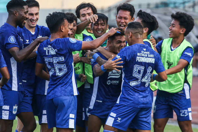 Pesepak bola PSIS Semarang Gali Freitas (ketiga kanan) bersama rekan setimnya melakukan selebrasi usai mencetak gol ke gawang PSBS Biak pada pertandingan BRI Liga 1 di Stadion Moch. Soebroto, Magelang, Jawa Tengah, Jumat (23/8/2024). Foto: Makna Zaezar/ANTARA FOTO