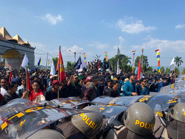 Aliansi Lampung Menggugat melakukan aksi unjuk rasa di Depan Gedung DPRD Provinsi Lampung. | Foto: Sinta Yuliana/Lampung Geh