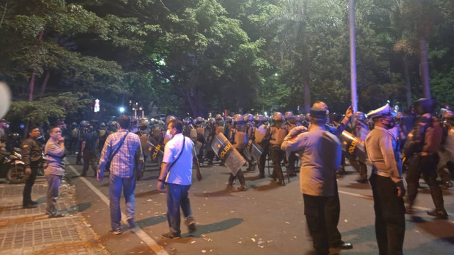 Sempat terjadi tegangan saat polisi bubarkan massa aksi, di pertigaan Jalan Aria Jipang-Trunojoyo, Jumat (23/8). Foto: Robby Bouceu/kumparan