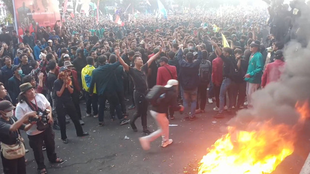 Ribuan mahasiswa dan elemen masyarakat lainnya demo di depan Gedung DPRD Kota Malang, Jumat (23/8/2024). Massa sempat bakar-bakar hingga pintu depan Gedung DPRD Kota Malang dijebol oleh massa. Foto: Dok. Istimewa