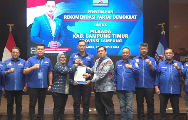 Penyerahan Surat Rekomendasi oleh Ketua Umum Partai Demokrat, Agus Harimurti Yudhoyono (AHY) Kepada Ela Siti Nuryamah dan Azwar Hadi Bakal Calon Bupati dan Wakil Bupati di Lampung Timur | Foto : Ist