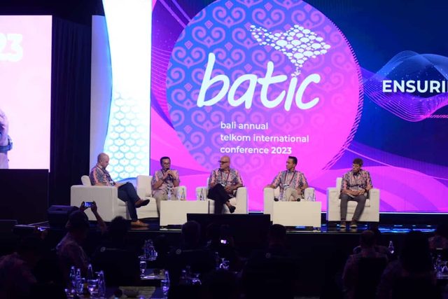 (Kiri ke kanan) Senior Managing Director Delta Partners Sam Evans, CEO Telin Budi Satria Dharma Purba, CEO Axiata Group Wholesale, Group Chief Carrier and Wholesale Officer Nabil Baccouche, CEO Console Connect by PCCW Global Marc Halbfinger dalam sesi panel pada gelaran BATIC 2023 di The Westin Nusa Dua Bali, Rabu (6/9/2024). Foto: Dok. Telkom