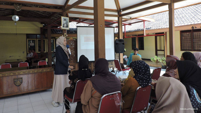 Tim Dosen UMS Beri Pelatihan Medsos. Dok Humas UMS