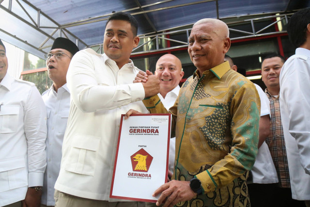 Bakal calon Gubernur Sumatera Utara Bobby Nasution (kedua kiri) dan bakal calon Wakil Gubernur Sumut Surya (kanan) berfoto usai menerima surat keputusan tentang persetujuan pasangan calon di Kantor DPP Partai Gerindra, Jakarta, Jumat (23/7/2024). Foto: Ganda Pambudi/Antara Foto