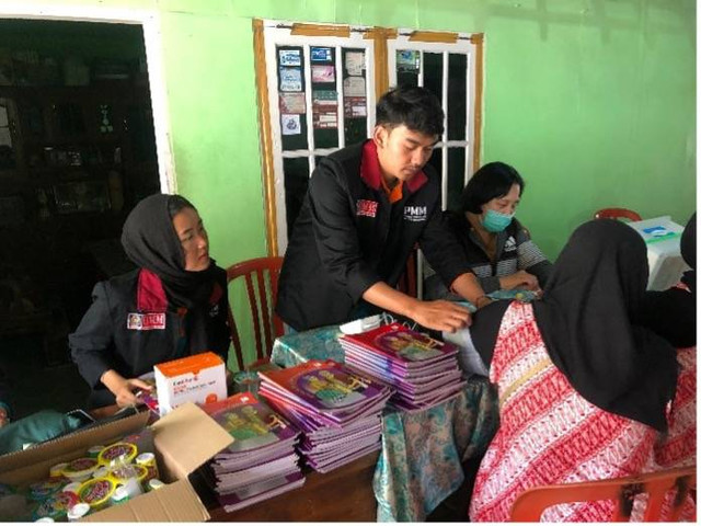 Kegiatan pemeriksaan tekanan darah kepada Kader Kesehatan Dusun Lemah Putih dan sosialisai hipertensi the silent killer