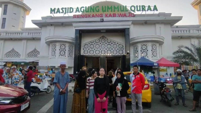 Sekelompok anak remaja yang viral karena "dugem" goyang sambil mendengar dentuman musik disko di depan masjid Agung Ummul Quraa Sengkang, Wajo, Sulawesi Selatan (Sulsel), akhirnya meminta maaf. Foto: Dok. Istimewa