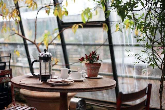 Tempat ngopi di Umbul Sidomukti. Foto hanya ilustrasi dan bukan tempat sebenarnya. Sumber: Unsplash/Kris Atomic