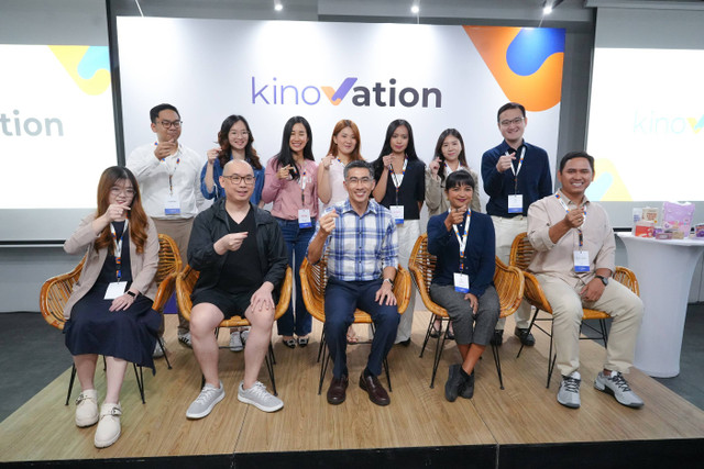 Sebanyak 10 Peserta Kinovation Batch 3 Bersama dengan Sidharta Oetama selaku Presiden Direktur Kino Indonesia dan Yansen Kamto selaku Founder Senyawa+. Foto: KInovation