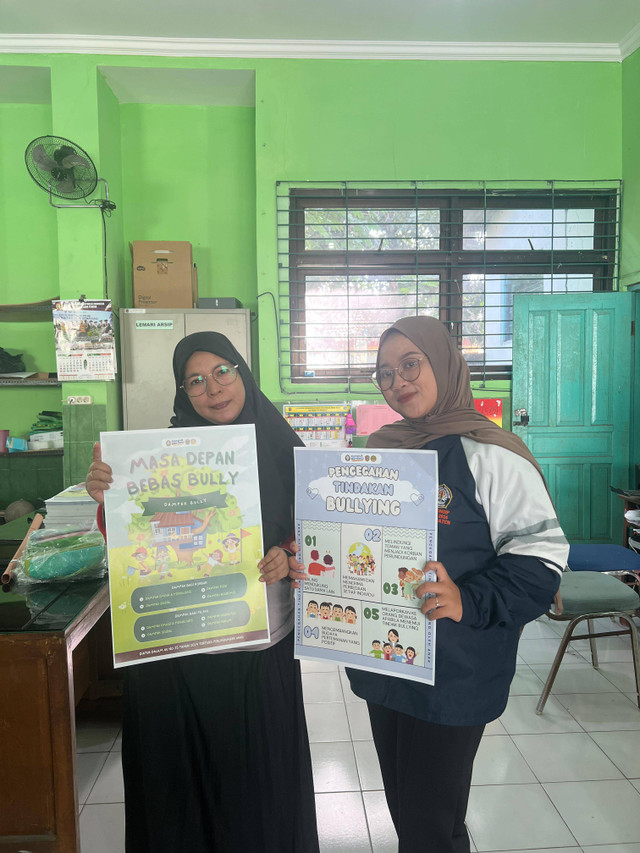 Pemberian poster Anti-Bullying kepada pihak sekolah oleh Mahasiswa KKN