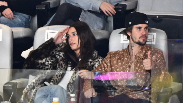 Penyanyi-penulis lagu asal Kanada, Justin Bieber, dan istrinya, model asal AS, Hailey Bieber, menonton Super Bowl LVIII antara Kansas City Chiefs dan San Francisco 49ers di Stadion Allegiant di Las Vegas, Nevada, 11 Februari 2024. Foto: Patrick T. Fallon/AFP 