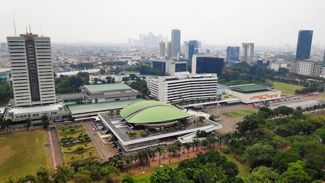 Stasiun terdekat dari gedung DPR, foto: Unsplash/Dino Januarsa