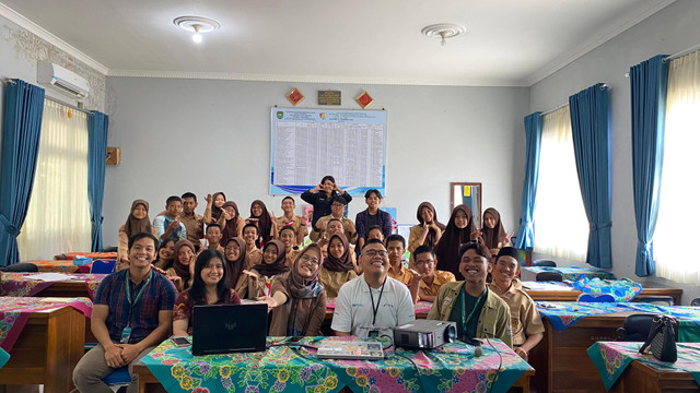 Pertamina menggelar edukasi inovasi teknologi energi terbarukan lewat program Sekolah Energi Berdikari (SEB) di SMA Negeri 14 Palembang, Kamis (22/8/2024). Foto: Dok. Pertamina