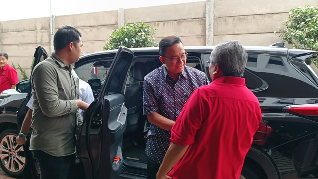 Anies Baswedan tiba di DPD PDIP DKI Jakarta, Cakung, Jakarta Timur, Sabtu (24/8).  Foto: Fadlan Nuril Fahmi/kumparan