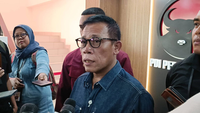 Anggota DPR RI Fraksi PDIP, Masinton Pasaribu saat diwawancarai wartawan di DPD PDIP DKI Jakarta, Cakung, Jakarta Timur, Sabtu (24/8). Foto: Fadlan Nuril Fahmi/kumparan