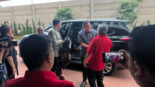 Anies Baswedan tiba di DPD PDIP DKI Jakarta, Cakung, Jakarta Timur, Sabtu (24/8/2024). Foto: Dok. Istimewa