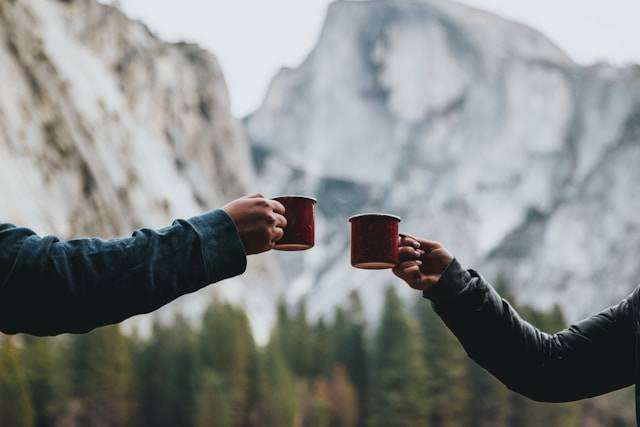 Tempat ngopi di Wonosalam. Foto hanya ilustrasi bukan tempat sebenarnya. Sumber: Unsplash/Nathan Dumlao