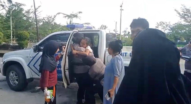 Polwan Polres Sambas mengevakuasi ibu yang hendak melahirkan ke mobil patroli. Foto: Dok. Polres Sambas