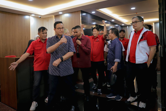 Anies Baswedan memberi salam jempol kepada wartawan usai melakukan pertemuan di Kantor DPD PDIP DKI Jakarta, Sabtu (24/8/2024). Foto: Jamal Ramadhan/kumparan