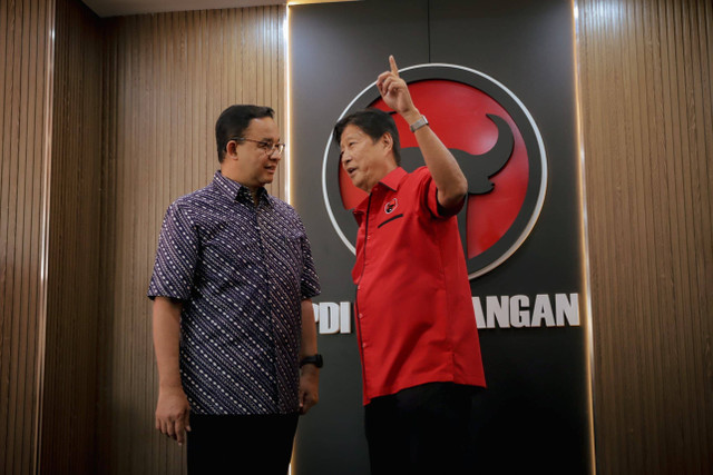 Anies Baswedan berbincang bersama Ketua DPD PDIP DKI Jakarta, Adi Wijaya (Aming) saat melakukan pertemuan di Kantor DPD PDIP DKI Jakarta, Sabtu (24/8/2024). Foto: Jamal Ramadhan/kumparan