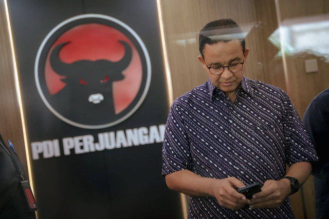 Anies Baswedan bermain telfon pintarnya usai melakukan pertemuan dengan Ketua DPD PDIP DKI Jakarta, Adi Wijaya (Aming) di Kantor DPD PDIP DKI Jakarta, Sabtu (24/8/2024). Foto: Jamal Ramadhan/kumparan