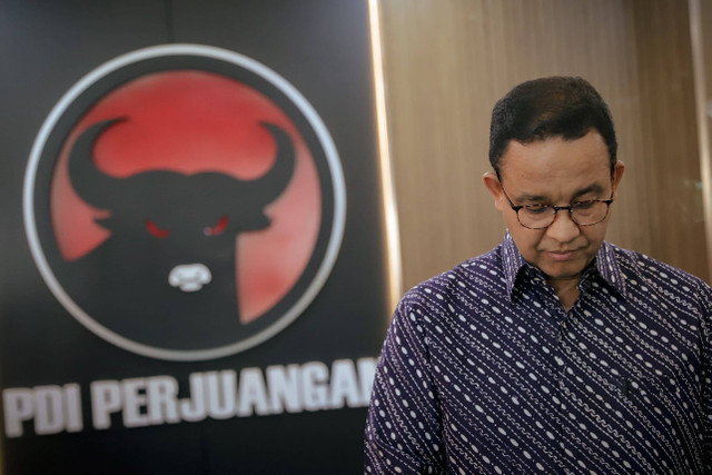 Anies Baswedan usai melakukan pertemuan dengan Ketua DPD PDIP DKI Jakarta, Adi Wijaya (Aming) di Kantor DPD PDIP DKI Jakarta, Sabtu (24/8/2024). Foto: Jamal Ramadhan/kumparan