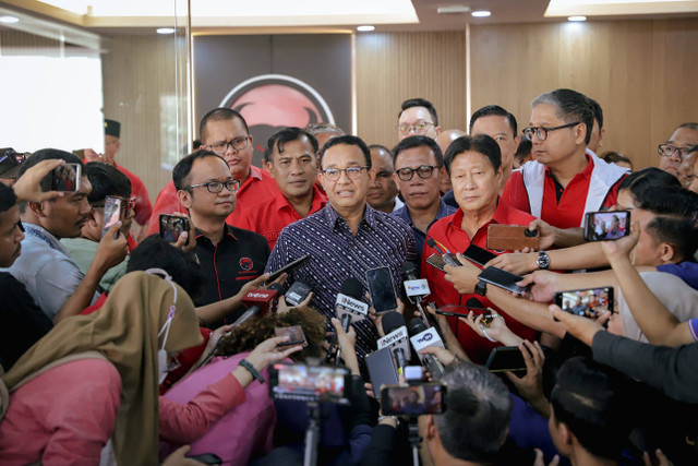 Anies Baswedan bersama Ketua DPD PDIP DKI Jakarta Adi Wijaya (Aming) memberikan keterangan kepada wartawan usai melakukan pertemuan di Kantor DPD PDIP DKI Jakarta, Sabtu (24/8/2024). Foto: Jamal Ramadhan/kumparan