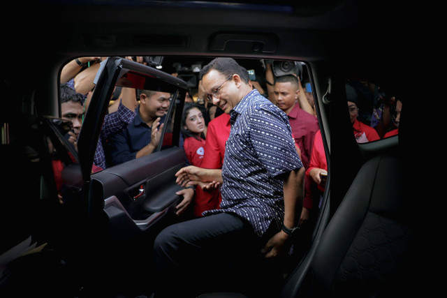 Anies Baswedan masuk kedalam kendaraannya usai melakukan pertemuan di Kantor DPD PDIP DKI Jakarta, Sabtu (24/8/2024). Foto: Jamal Ramadhan/kumparan