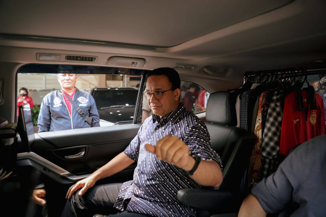 Anies Baswedan masuk kedalam kendaraannya usai melakukan pertemuan di Kantor DPD PDIP DKI Jakarta, Sabtu (24/8/2024). Foto: Jamal Ramadhan/kumparan