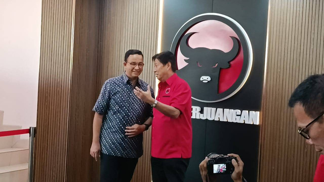 Anies Baswedan berbincang bersama Ketua DPD PDIP DKI Jakarta, Adi Wijaya (Aming) saat melakukan pertemuan di Kantor DPD PDIP DKI Jakarta, Sabtu (24/8/2024). Foto: Fadlan Nuril Fahmi/kumparan