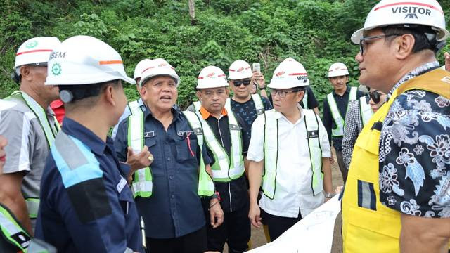 Ketua DPRD Kabupaten Sitaro, Djon P Janis bersama dengan Penjabat Bupati Sitaro, Joi Eltiano B Oroh, saat melakukan tinjauan langsung ke tempat relokasi warga Pulau Ruang yang ada di Kabupaten Bolmong Selatan.