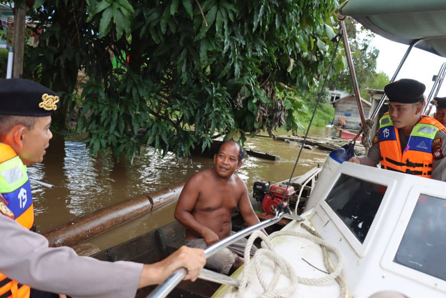 Patroli monitoring banjir di daerah pesisir oleh Polres Melawi. Foto: Dok. Polres Melawi