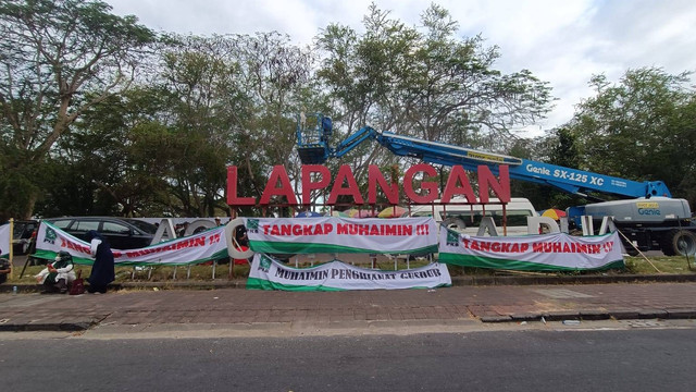 Sejumlah spanduk terpasang saat massa demonstrasi menolak penyelenggaraan Muktamar ke-6 PKB di Bali, Sabtu (24/8). Foto: Denita BR Matondang/kumparan