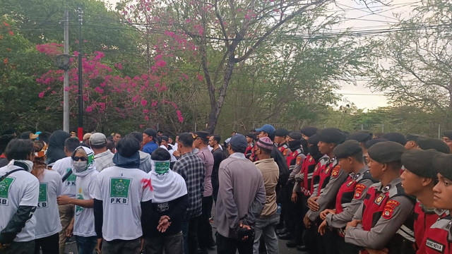 Perwakilan massa sedang berdiskusi dengan polisi terkait Muktamar PKB di halaman Lapangan Lagoon, Kawasan Nusa Dua, Kabupaten Badung, Bali, Sabtu (24/8).
 Foto: Denita BR Matondang/kumparan