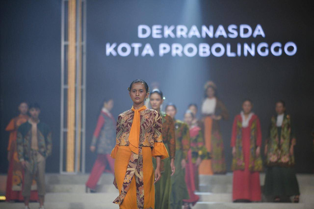 Batik Probolinggo melenggang di panggung Surabaya Fashion Parade. Foto: Masruroh/Basra