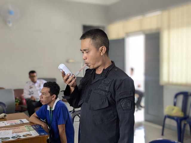 Skrinning Paru menggunakan Spirometer (dok. Humas Rutan Pekalongan/Fikri)