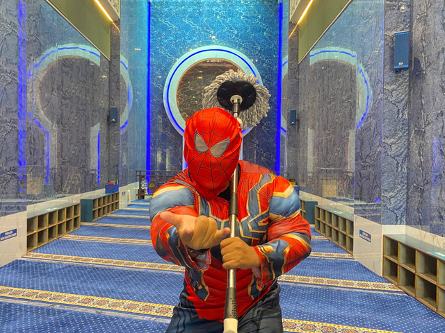 Sosok Spiderman saat membersihkan Masjid Siti Djirzanah di Jalan Malioboro Foto: Resti Damayanti/Pandangan Jogja