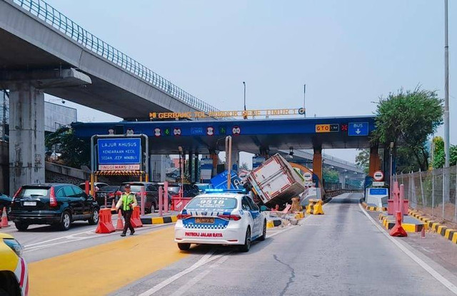 Mobil boks tabrak gerbang tol Pondok Gede Timur 1, Sabtu (24/8/2024). Dok. PT Jasamarga