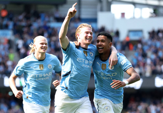 Erling Haaland, Kevin De Bruyne, dan Savinho berselebrasi saat Manchester City vs Ipswich Town dalam laga pekan kedua Liga Inggris 2024/25 di Stadion Etihad pada Sabtu (24/8) malam WIB. Foto: Action Images via Reuters/Craig Brough