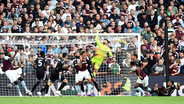 David Raya beraksi saat Aston Villa vs Arsenal dalam laga pekan kedua Liga Inggris 2024/25 di Stadion Villa Park pada Sabtu (24/8) malam WIB. Foto: REUTERS/Peter Powell 