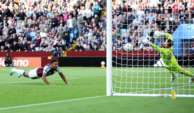 David Raya tepis sundulan Ollie Watkins saat Aston Villa vs Arsenal dalam laga pekan kedua Liga Inggris 2024/25 di Stadion Villa Park pada Sabtu (24/8) malam WIB. Foto: Action Images via Reuters/Ed Sykes 