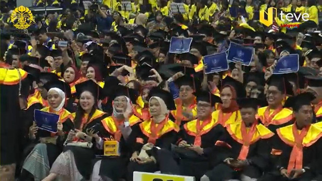 Wisudawan UI Angkat Poster 'Peringatan Darurat'. Foto: Dok. Istimewa