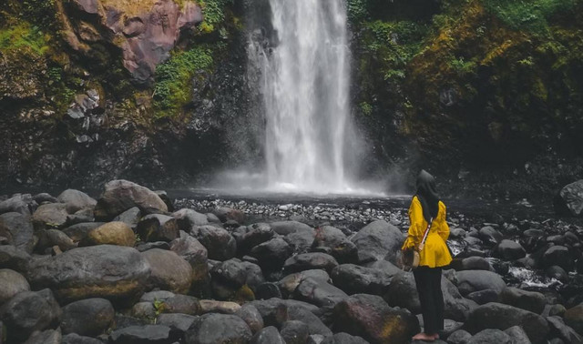 Curug Cibingbin. Foto hanyalah ilustrasi bukan tempat sebenarnya. Sumber: Unsplash/Saiful Ali Al Anwar