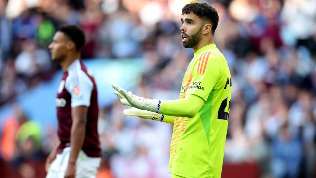 David Raya usai tepis sundulan Ollie Watkins saat Aston Villa vs Arsenal dalam laga pekan kedua Liga Inggris 2024/25 di Stadion Villa Park pada Sabtu (24/8) malam WIB. Foto: Action Images via Reuters/Ed Sykes